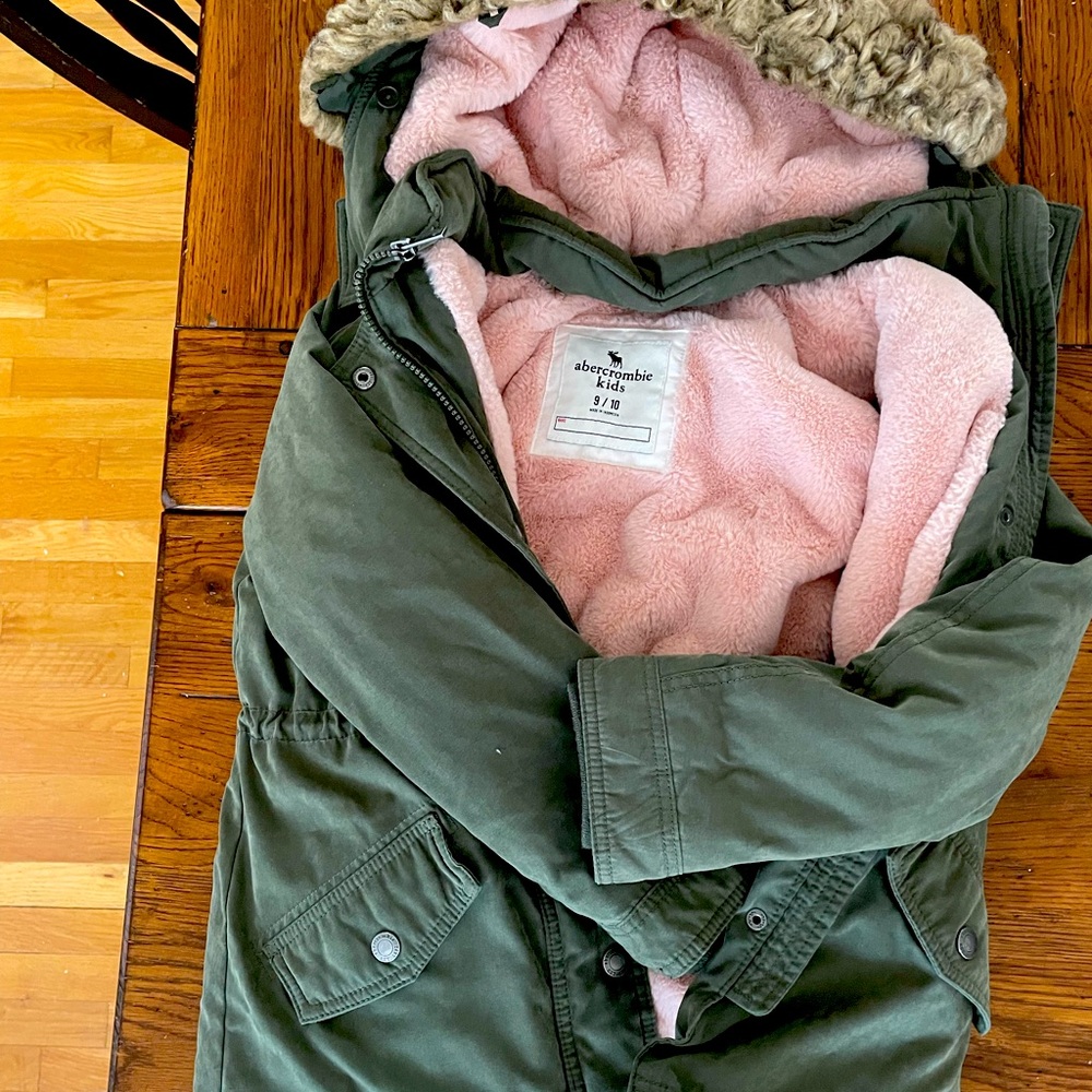 Beautiful Hollister winter coat size 9/10 worn a few times.